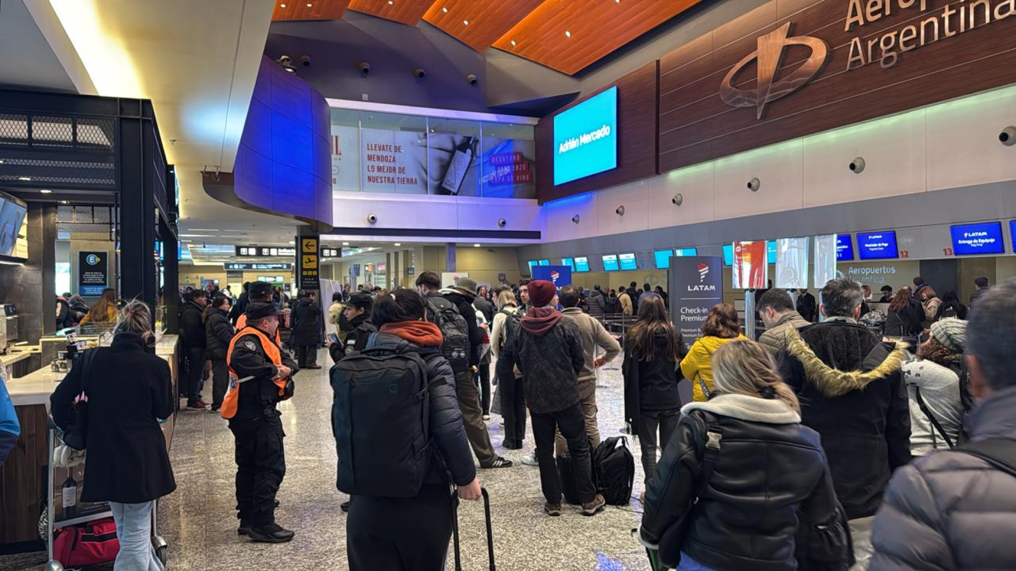 La asamblea de pilotos de Aerolíneas Argentinas retrasó alrededor de 60 vuelos: que pasó en Mendoza